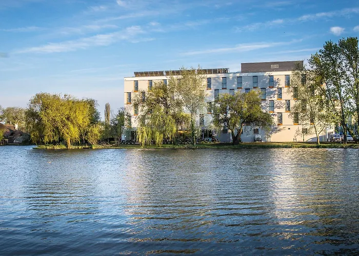 Best Western Plus Lakeside Hotel